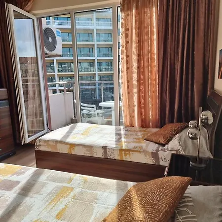 Deluxe Admiral Plaza